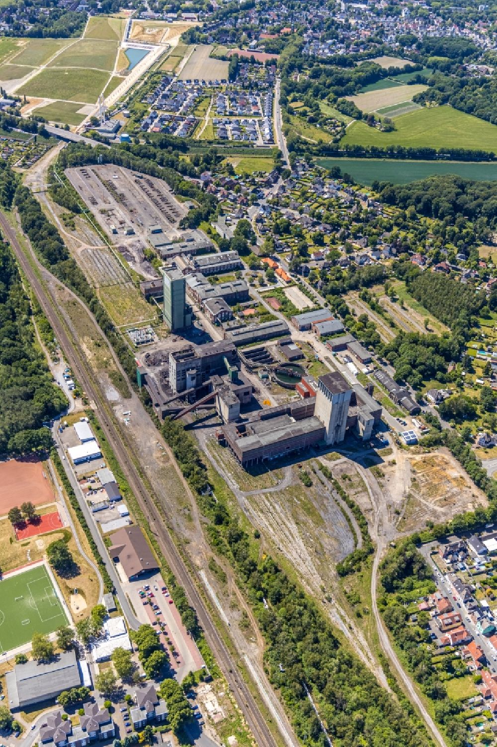 Aerial photograph Gelsenkirchen - Demolition work on the site of the Industry- ruins of DSK Bergwerk Lippe in the district Westerhold in Gelsenkirchen in the state North Rhine-Westphalia, Germany