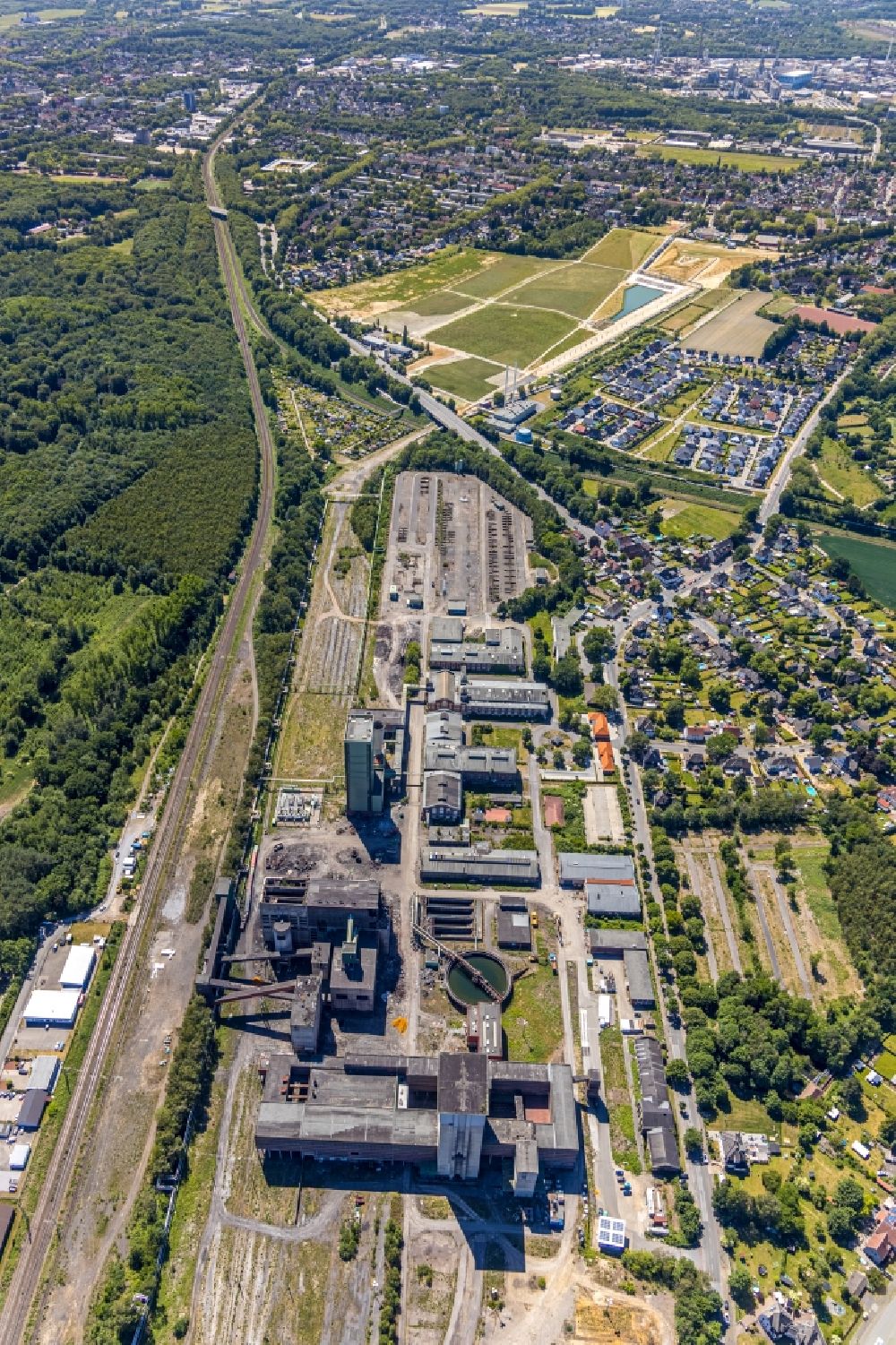Gelsenkirchen from above - Demolition work on the site of the Industry- ruins of DSK Bergwerk Lippe in the district Westerhold in Gelsenkirchen in the state North Rhine-Westphalia, Germany