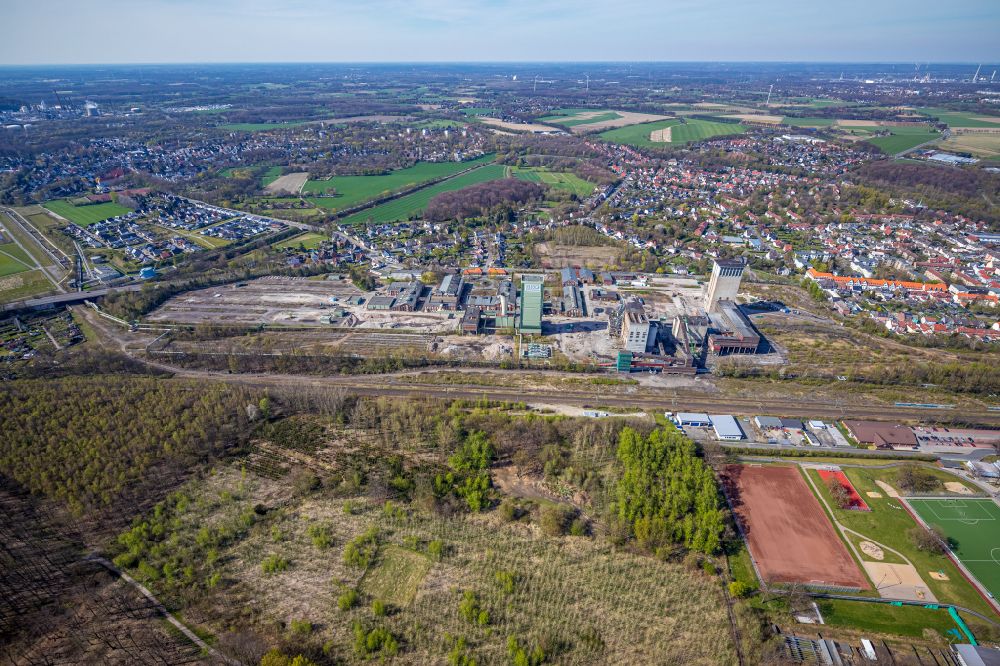 Gelsenkirchen from the bird's eye view: Demolition work on the site of the Industry- ruins of DSK Bergwerk Lippe in the district Westerhold in Gelsenkirchen in the state North Rhine-Westphalia, Germany