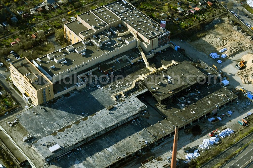 Aerial photograph Berlin - Demolition work on the site of the Industry- ruins Tabakfabrik Reemtsma in the district Schmargendorf in Berlin, Germany