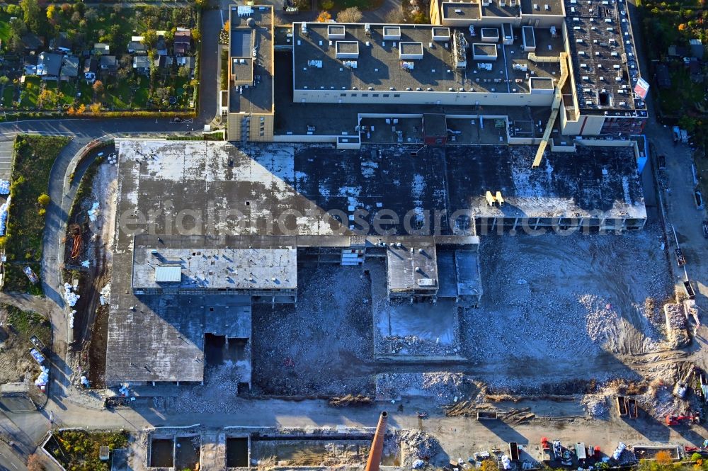 Berlin from the bird's eye view: Demolition work on the site of the Industry- ruins Tabakfabrik Reemtsma in the district Schmargendorf in Berlin, Germany