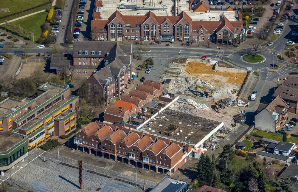 Voerde from above - Demolition work on the site on the town hall square in the district Holthausen in Voerde at Ruhrgebiet in the state North Rhine-Westphalia, Germany