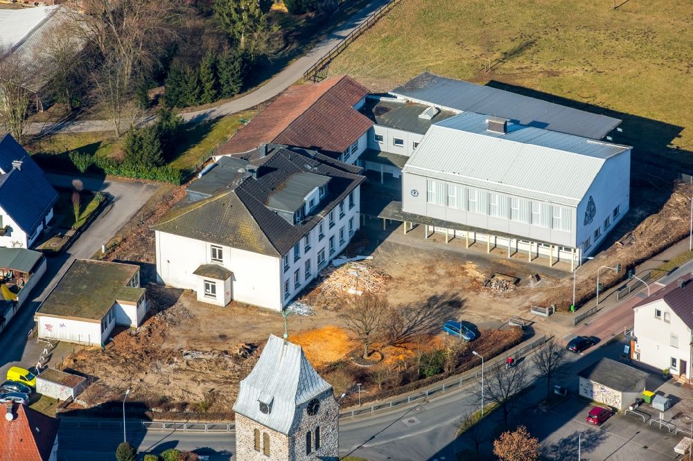 Menden (Sauerland) from above - Demolition site of the former school building of Nikolaus-Gross-Schule on Heidestrasse in Menden (Sauerland) in the state North Rhine-Westphalia, Germany