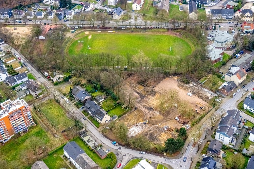 Aerial photograph Gladbeck - Demolition site of the former school building of the Willy Brandt School for the new construction of a residential and commercial building quarter on Feldhauser Strasse corner Brunnenstrasse in Gladbeck at Ruhrgebiet in the state North Rhine-Westphalia, Germany