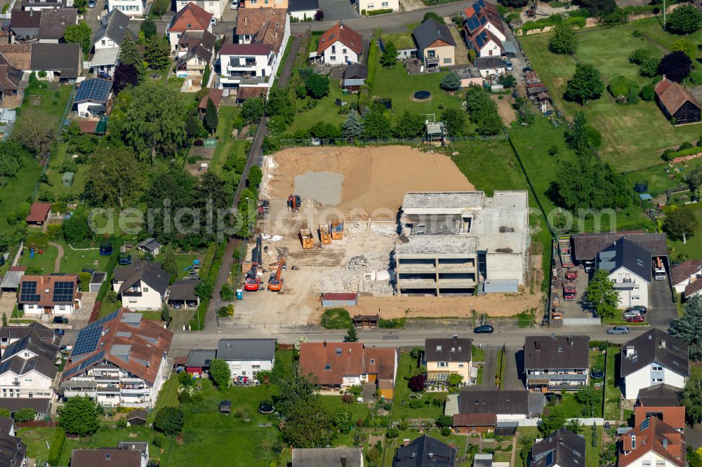 Aerial image Rheinhausen - Demolition and dismantling of the apartment building Grundschule Rheinhausen in Rheinhausen in the state Baden-Wuerttemberg, Germany