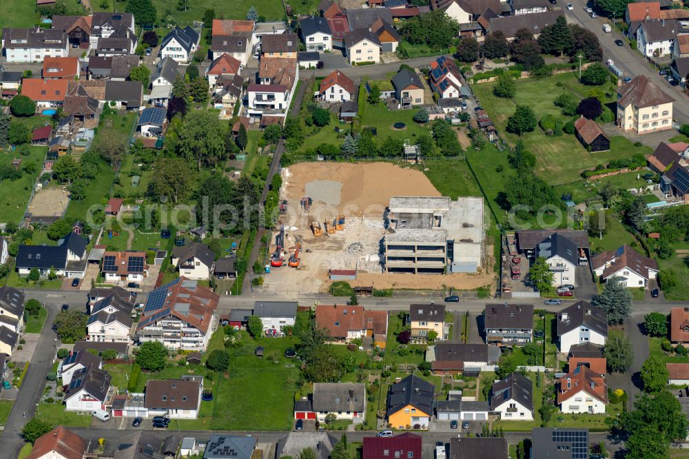 Aerial photograph Rheinhausen - Demolition and dismantling of the apartment building Grundschule Rheinhausen in Rheinhausen in the state Baden-Wuerttemberg, Germany