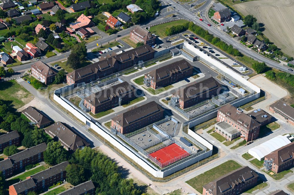 Aerial image Glückstadt - Prison grounds and security fence of the AHA detention center on street Am Neuendeich in the district Neuendeich in Glueckstadt in the state Schleswig-Holstein, Germany