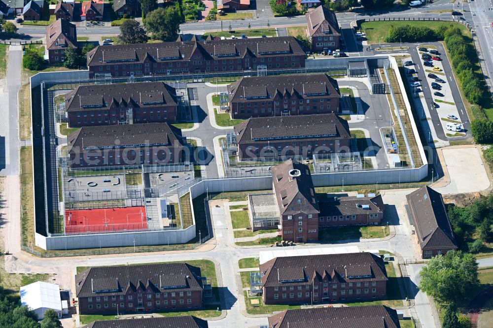 Glückstadt from the bird's eye view: Prison grounds and security fence of the AHA detention center on street Am Neuendeich in the district Neuendeich in Glueckstadt in the state Schleswig-Holstein, Germany