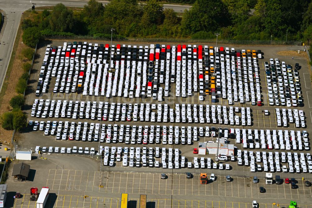 Aerial photograph Lübeck - Outdoor storage space for new cars - automobiles - cars on street Ovendorfer Strasse in the district Ivendorf in Luebeck at the baltic sea coast in the state Schleswig-Holstein, Germany