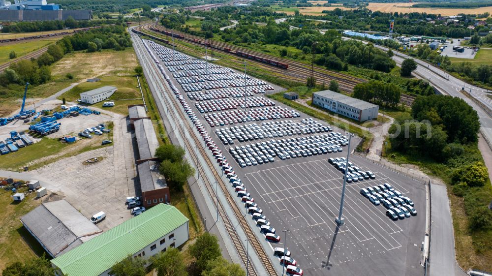 Rostock from the bird's eye view: Outdoor storage space for new cars - automobiles - cars on Rostocker Hafen on street Am Seehafen in Rostock at the baltic sea coast in the state Mecklenburg - Western Pomerania, Germany