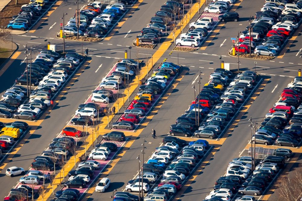 Aerial photograph Bochum - Parking space for parked cars at the shopping center Ruhr Park in Bochum in the state North Rhine-Westphalia, Germany
