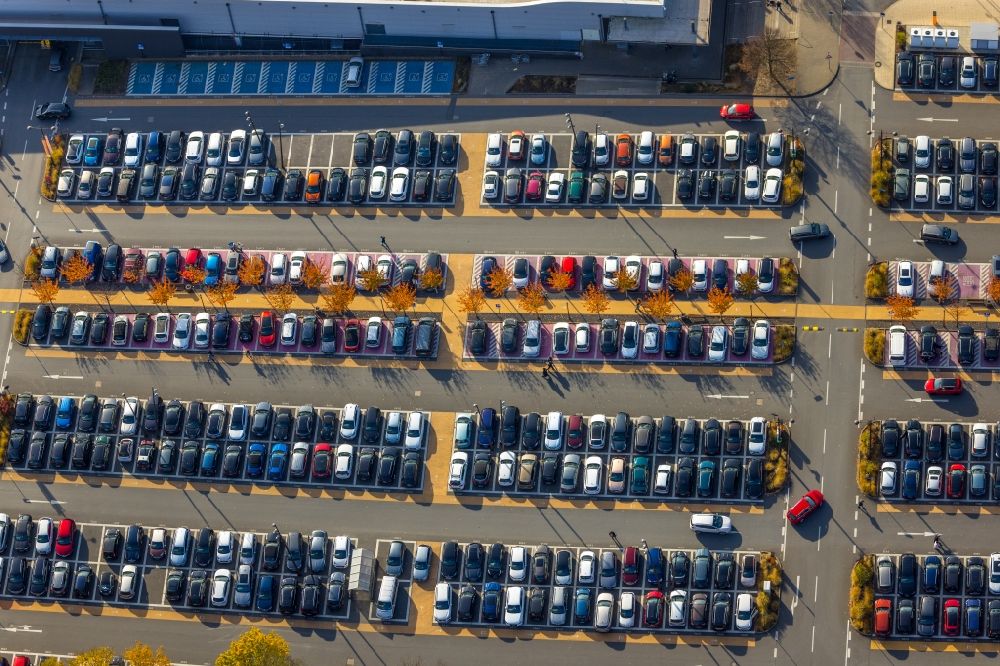 Bochum from the bird's eye view: Parking space for parked cars at the shopping center Ruhr Park in Bochum at Ruhrgebiet in the state North Rhine-Westphalia, Germany