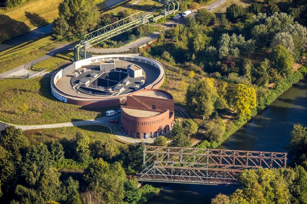 Gelsenkirchen from the bird's eye view: Pumping station at the sewer at the Emscher in Gelsenkirchen at Ruhrgebiet in the state of North Rhine-Westphalia