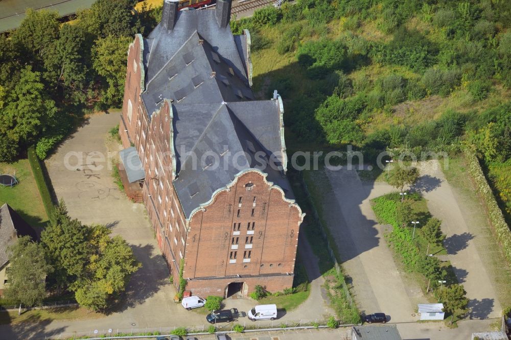 Aerial image Berlin - View to old malthouse of the former Schöneberger Castle Brewery in the Stein street in the local part Lichtenrade in the district Tempelhof-Schöneberg in Berlin. After the brewery had finished the malting operation, the monument protected building is used as a public warehouse