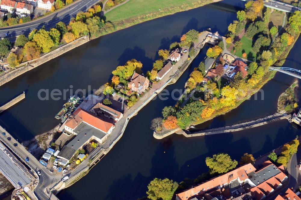 Aerial photograph Hameln - View of the Alte Schleuse (Old Lock) in Hamelin in the state Lower Saxony. Today the old lock is used as a hydroelectric power station for the generation electric power generation