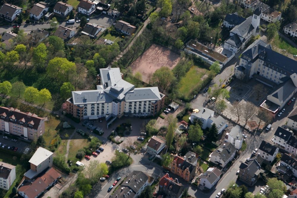 Aerial photograph Mainz - Altenzentrum Ursel Distelhut house on the road An der Brunnenstube and Pestalozzi elementary school at Pestalozzi Place in Mainz in Rhineland-Palatinate