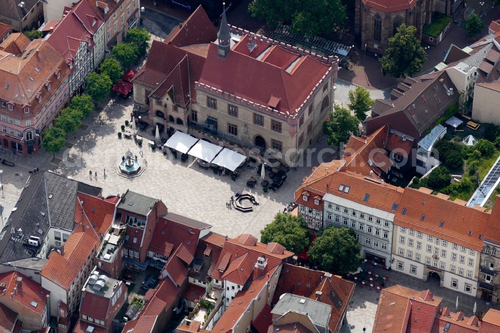Aerial image Göttingen - Old Town Hall building at the market downtown with Gaenseliesel Fontain nin Goettingen in the state Lower Saxony, Germany