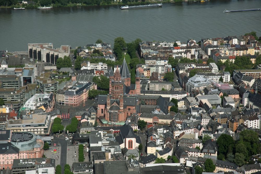 Mainz from the bird's eye view: A look at the old town with the High St. Martin's Cathedral in Mainz, an Episcopal Church, and the Episcopal Cathedral and Diocesan Museum in Mainz in Rhineland-Palatinate