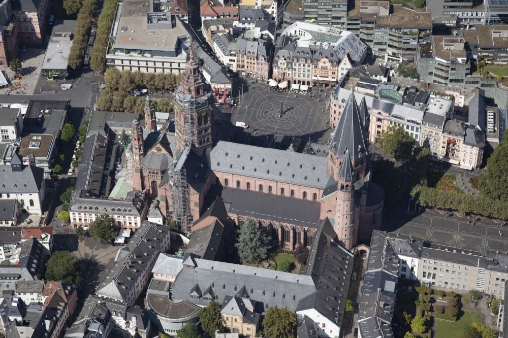 Mainz from above - A look at the old town with the High St. Martin's Cathedral in Mainz, an Episcopal Church, and the Episcopal Cathedral and Diocesan Museum in Mainz in Rhineland-Palatinate