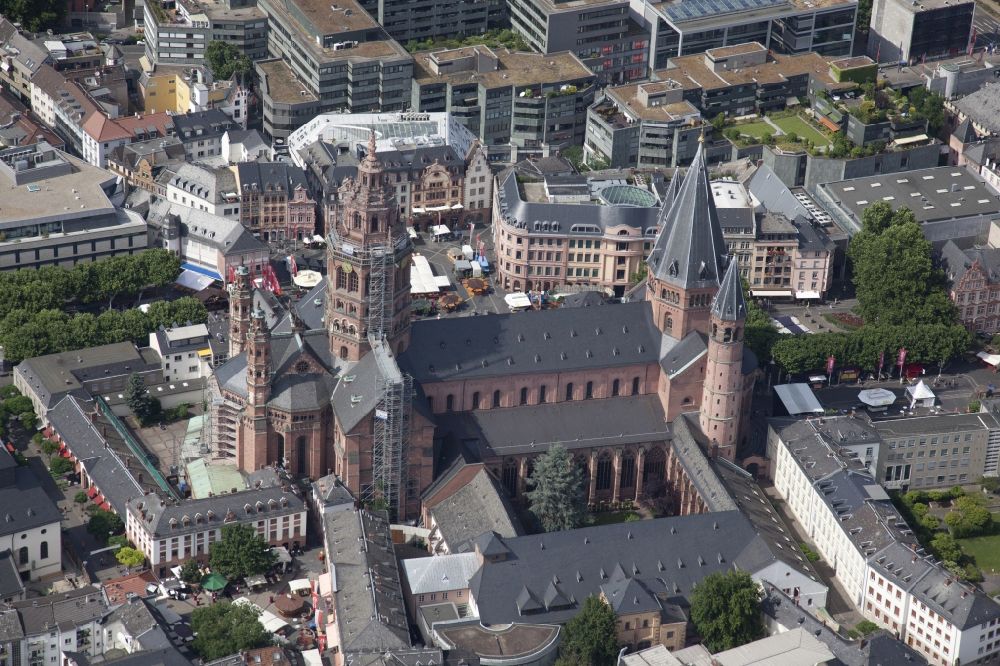 Aerial photograph Mainz - A look at the old town with the High St. Martin's Cathedral in Mainz, an Episcopal Church, and the Episcopal Cathedral and Diocesan Museum in Mainz in Rhineland-Palatinate