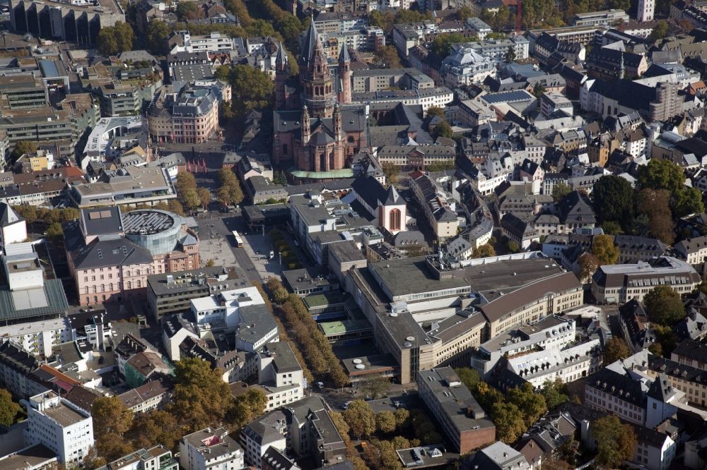 Aerial image Mainz - A look at the old town with the High St. Martin's Cathedral in Mainz, an Episcopal Church, and the Episcopal Cathedral and Diocesan Museum in Mainz in Rhineland-Palatinate. In the center, the Ludwigstrasse that leads to the theater and to the Willigisdom