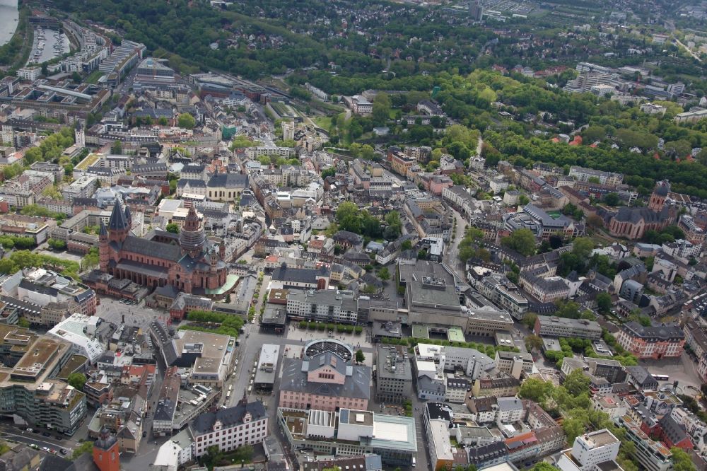 Aerial image Mainz - A look at the old town with the High St. Martin's Cathedral in Mainz, an Episcopal Church, and the Episcopal Cathedral and Diocesan Museum in Mainz in Rhineland-Palatinate. In the center, the Ludwigstrasse and the Theater