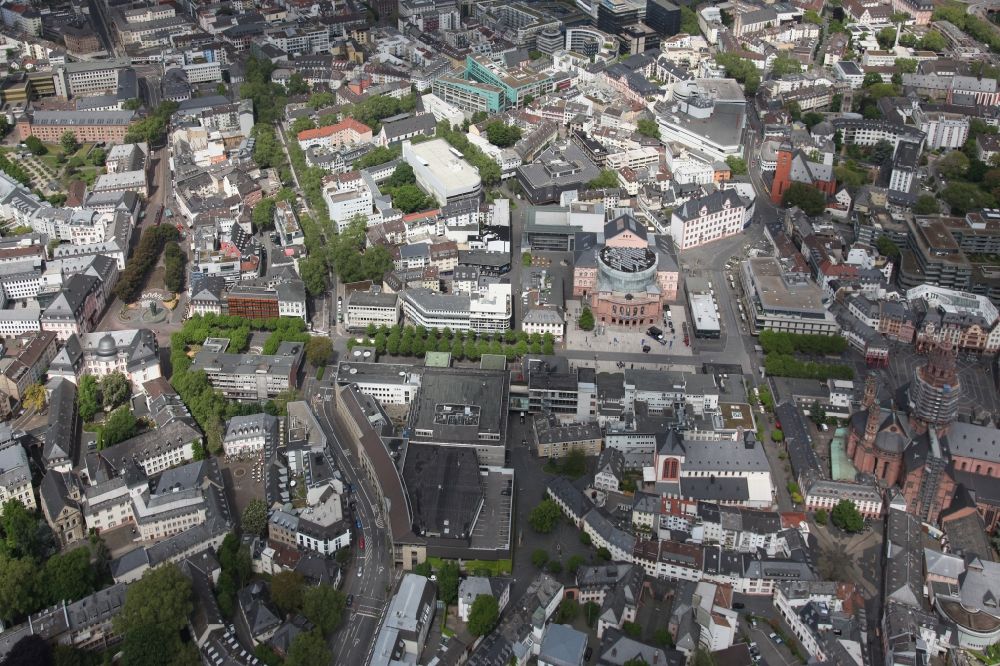 Aerial photograph Mainz - A look at the old town with the High St. Martin's Cathedral in Mainz, an Episcopal Church, and the Episcopal Cathedral and Diocesan Museum in Mainz in Rhineland-Palatinate. In the center, the Ludwigstrasse and the Theater