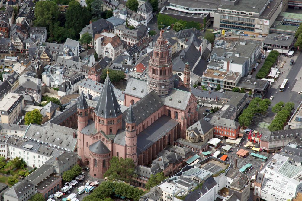 Aerial image Mainz - A look at the old town with the High St. Martin's Cathedral in Mainz, an Episcopal Church, and the Episcopal Cathedral and Diocesan Museum in Mainz in Rhineland-Palatinate