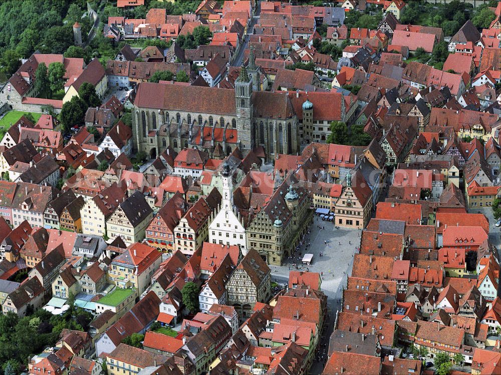 Rothenburg ob der Tauber from above - Blick auf den Marktplatz mit Rathaus und der Stadtkirche St. Jakob im Hintergrund.