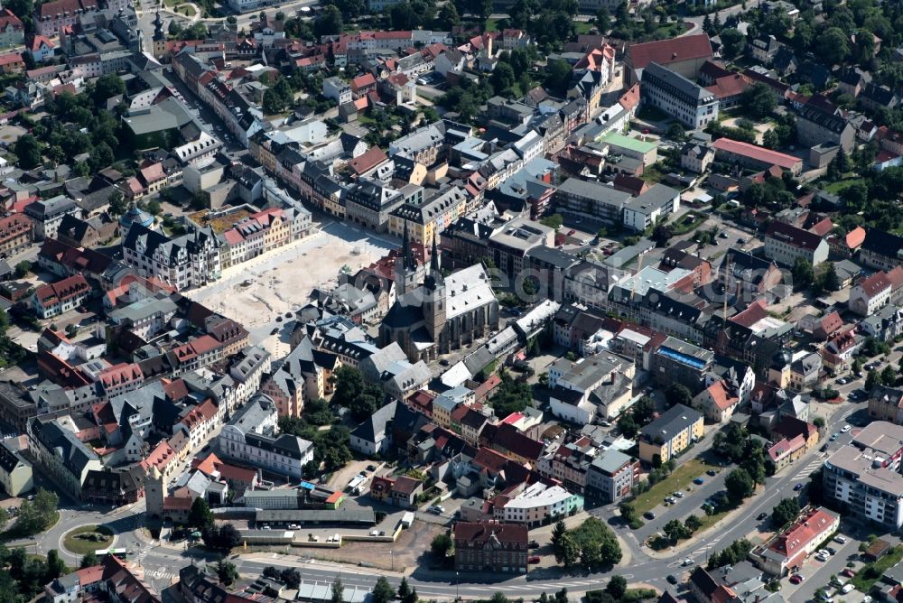 Saalfeld/Saale from the bird's eye view: In the historic center of Saalfeld in Thuringia are many places of interest. Outstanding are the Renaissance town hall on the market, the Gothic Church of St. John, the former Franciscan monastery, now serves as the municipal museum, the Blankenburger Gate and the Darrtor, two former parts of the city fortifications and the former prison official. In addition to the urban development with multi-family homes, there are in the city center and business establishments