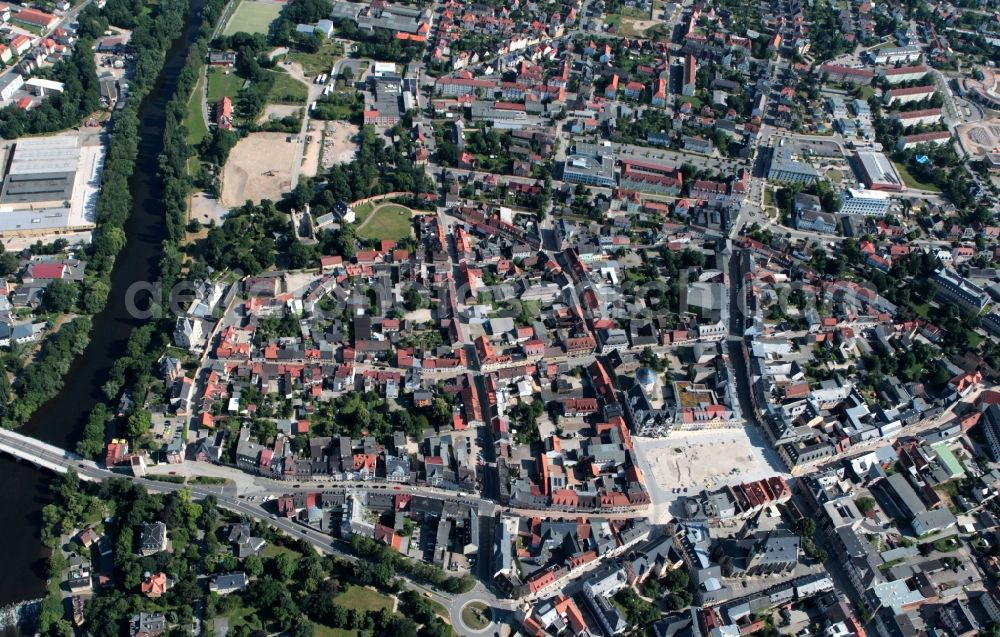 Aerial photograph Saalfeld/Saale - In the historic center of Saalfeld in Thuringia are many places of interest. Outstanding are the Renaissance town hall on the market, the Gothic Church of St. John, the ruins of Hohe Schwarm , the Blankenburger Gate and the Saaltor, two former parts of the city fortifications and the former prison official. In addition to the urban development with multi-family homes, there are in the city center and business establishments