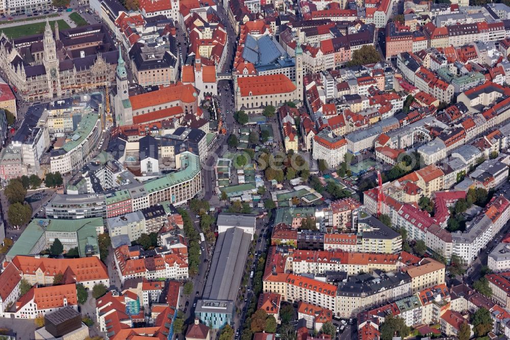 Aerial image München - Old town center around the Viktualienmarkt in Munich in the state of Bavaria. The food market is surrounded by the Schrannenhalle and the churches Alter Peter and Heilig Geist