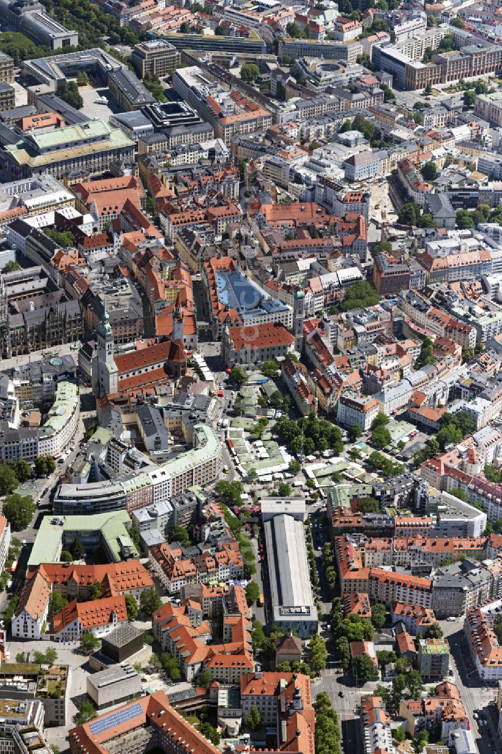 Aerial photograph München - Old town center around the Viktualienmarkt in Munich in the state of Bavaria. The food market is surrounded by the Schrannenhalle and the churches Alter Peter and Heilig Geist