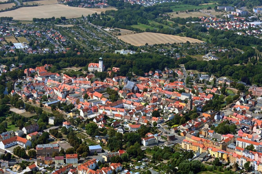 Aerial photograph Delitzsch - Old Town area and city center with the church building of Stadtkirche St. Peter and Paul and the palace of the Barockschloss Delitzsch in Delitzsch in the state Saxony, Germany