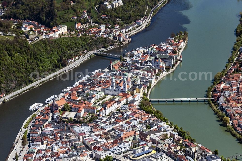 Aerial photograph Passau - Old Town area and city center of Drei-Fluesse-Stadt in Passau in the state Bavaria, Germany
