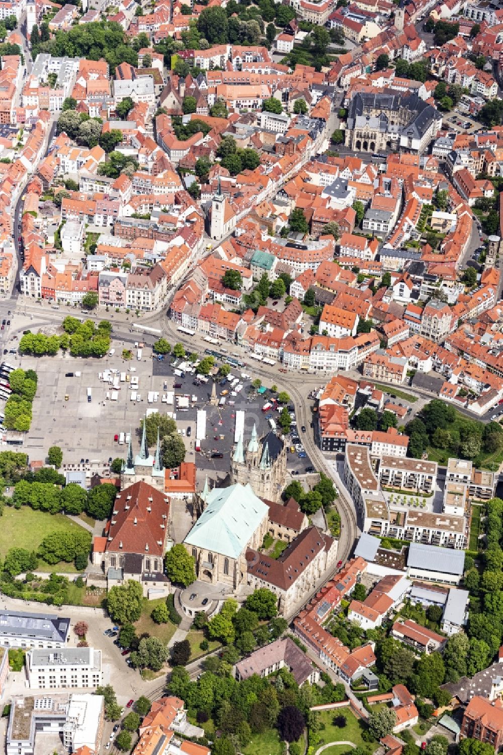 Aerial photograph Erfurt - Old Town area and city center in Vordergrund die Zitadelle Petersberg in Erfurt in the state Thuringia, Germany