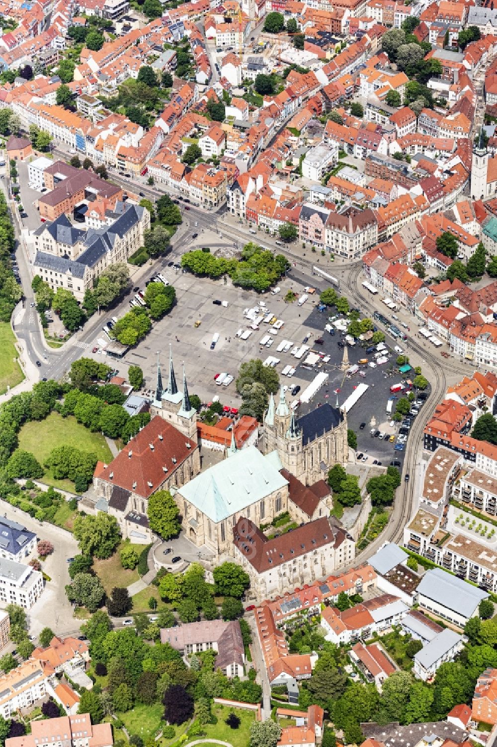 Erfurt from above - Old Town area and city center in Vordergrund die Zitadelle Petersberg in Erfurt in the state Thuringia, Germany