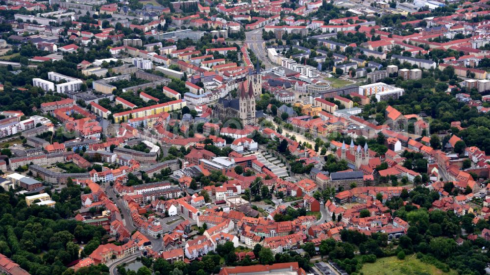 Aerial photograph Halberstadt - Old Town area and city center on place Domplatz in Halberstadt in the state Saxony-Anhalt, Germany