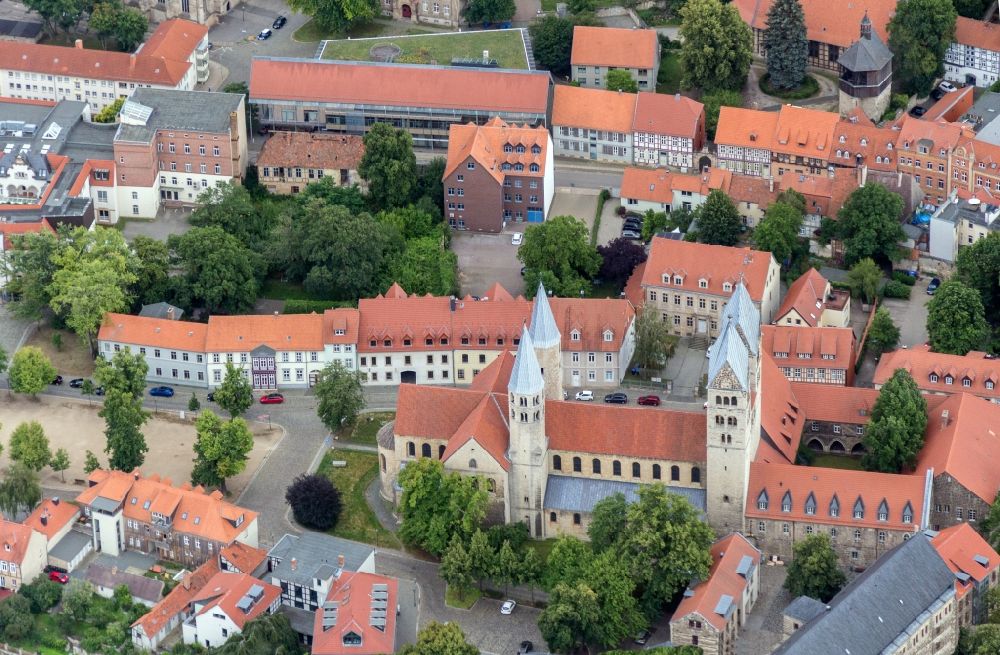 Halberstadt from the bird's eye view: Old Town area and city center on church Liebfrauenkirche in Halberstadt in the state Saxony-Anhalt