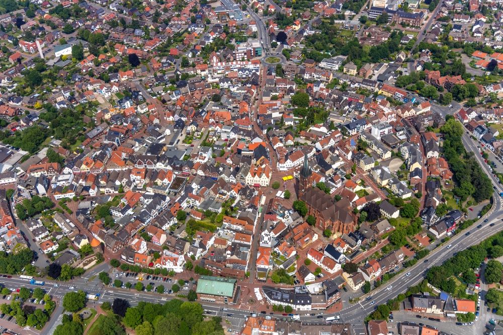 Aerial photograph Haltern am See - Old Town area and city center along the Muehlenstrasse on St.-Sixtus-Kirche in Haltern am See in the state North Rhine-Westphalia, Germany