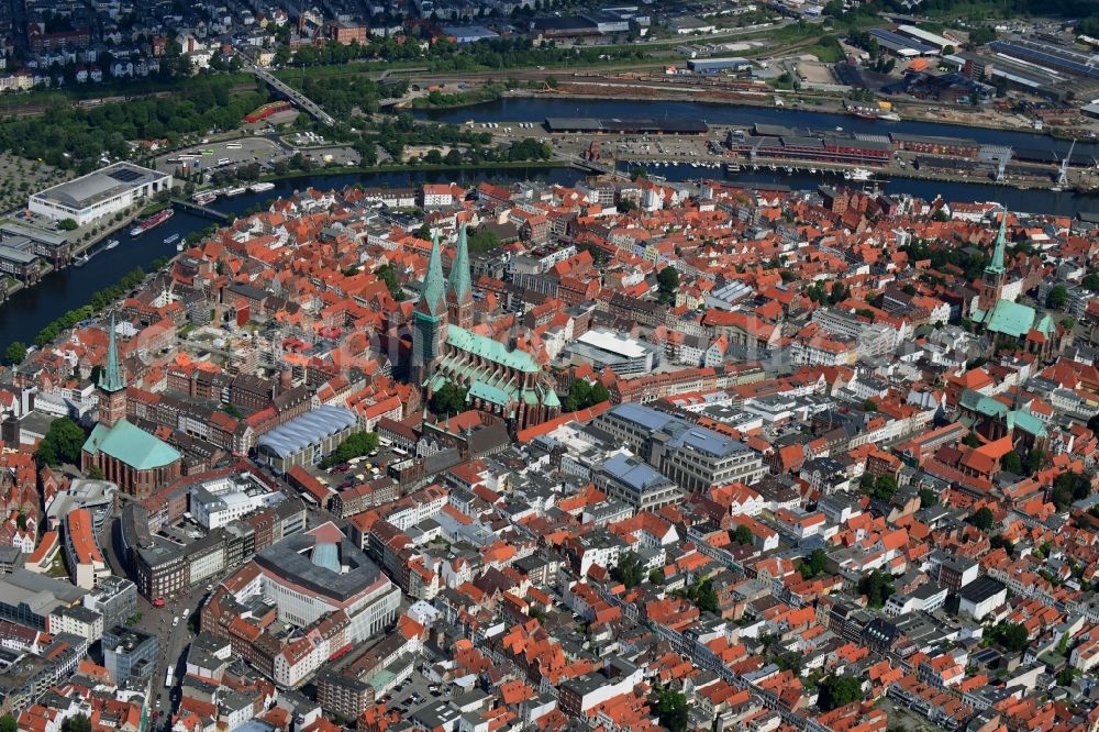 Aerial photograph Lübeck - Old Town area and city center on trave river in Luebeck in the state Schleswig-Holstein, Germany