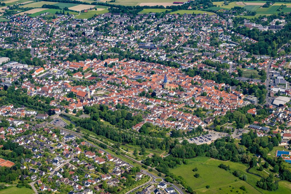 Lemgo from the bird's eye view: Old Town area and city center on street Kramerstrasse in Lemgo in the state North Rhine-Westphalia, Germany