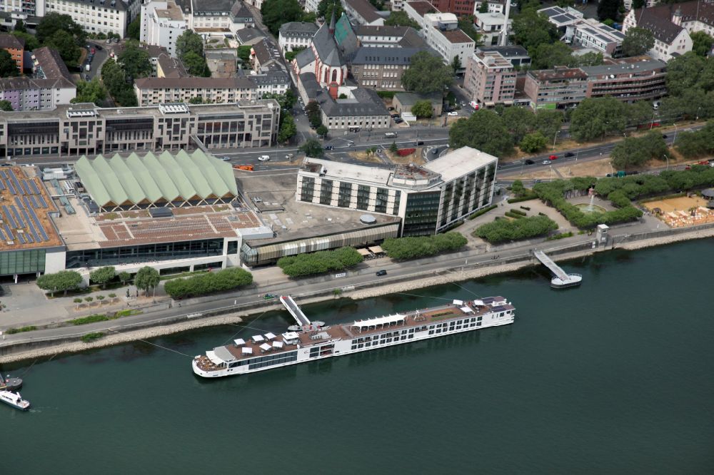Aerial photograph Mainz - Old Town area and city center in Mainz in the state Rhineland-Palatinate, Germany.The Hilton Hotel is to the right of the center of the picture, with a river cruise ship in front of it
