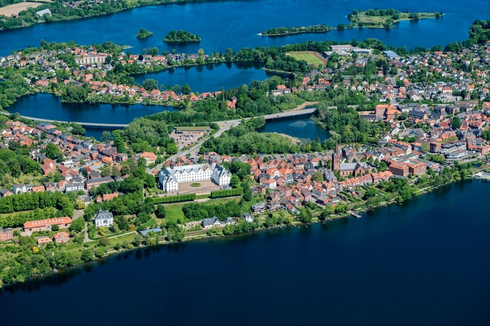 Aerial photograph Plön - Old Town area and city center um das Ploener Schloss in Ploen in the Holsteinische Schweiz in the state Schleswig-Holstein, Germany