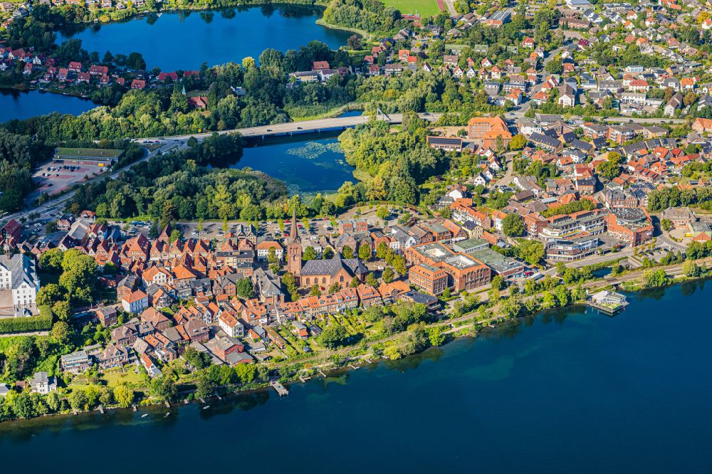 Aerial photograph Plön - Old Town area and city center um das Ploener Schloss in Ploen in the Holsteinische Schweiz in the state Schleswig-Holstein, Germany