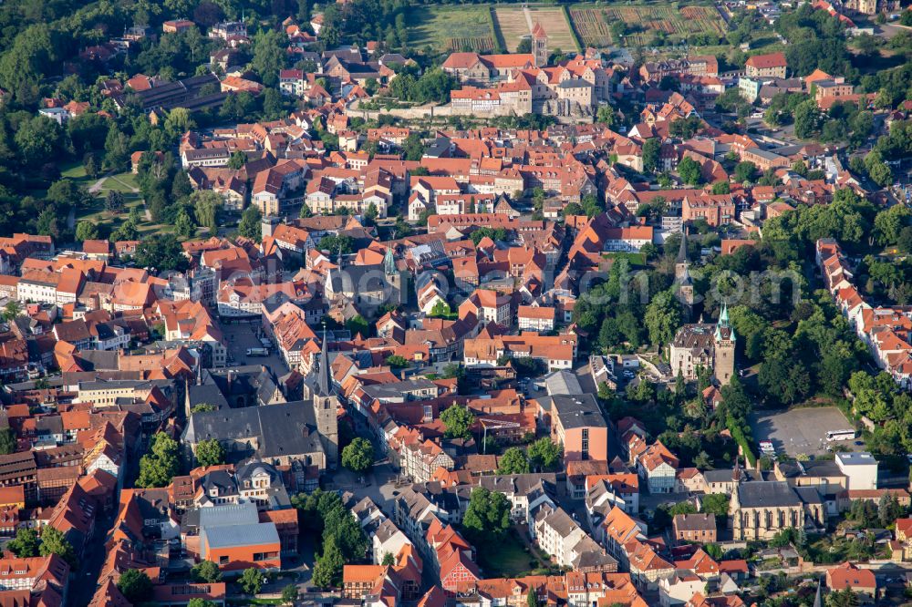 Quedlinburg from the bird's eye view: Old Town area and city center on street Markt in Quedlinburg in the state Saxony-Anhalt, Germany