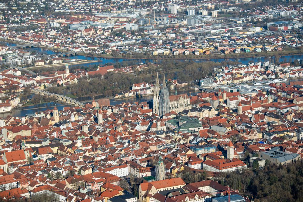 Aerial photograph Regensburg - Old Town area and city center on the banks of the Danube river on place Neupfarrplatz in Regensburg in the state Bavaria, Germany