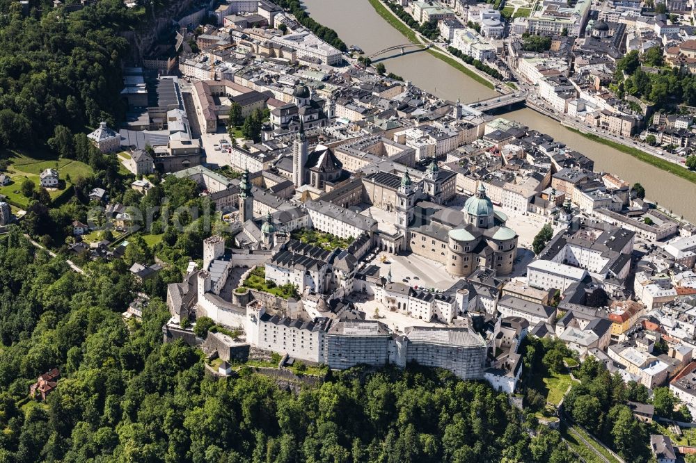 Aerial image Salzburg - Old Town area and city center von Salzburg on Salzach, in Vordergrund die Festung Hohensalzburg in Salzburg in Austria