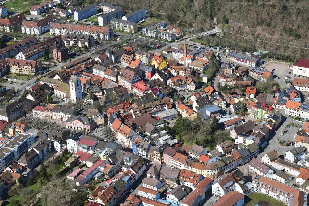 Schopfheim from the bird's eye view: Old town area and city center with old town church St. Michael in Schopfheim in the state Baden-Wurttemberg, Germany