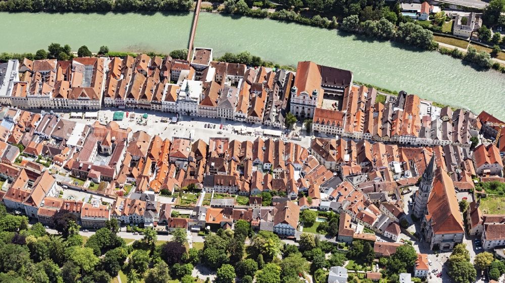 Aerial image Steyr - Old Town area and city center dem Stadtplatz and Rathaus on Flussverlauf of Enns in Steyr in Oberoesterreich, Austria